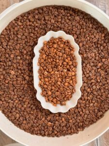 Sortierte Kaffeebohnen aus der optischen Sortieranlage in der Prüfschale