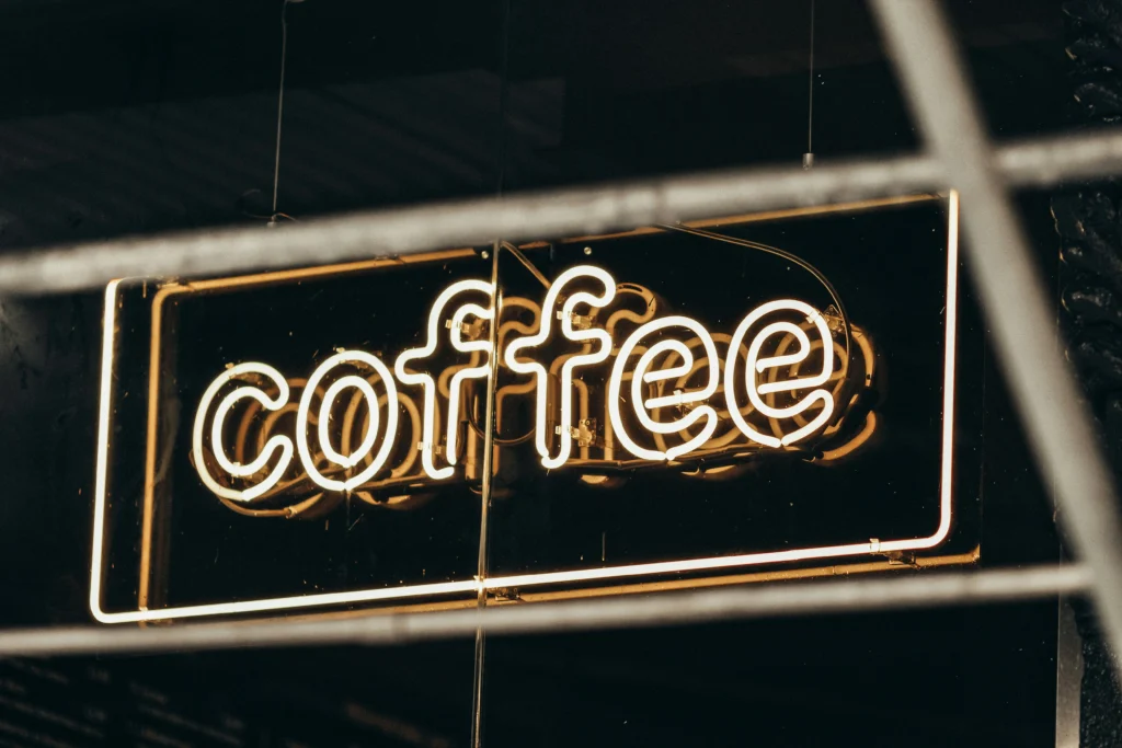 Leuchtreklame mit dem Schriftzug coffee